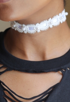LACE AND FAUX PEARL CHOKER FRONT